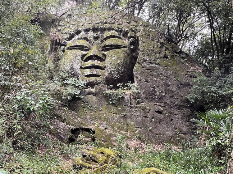 空を見上げるように彫られた仏像の顔。