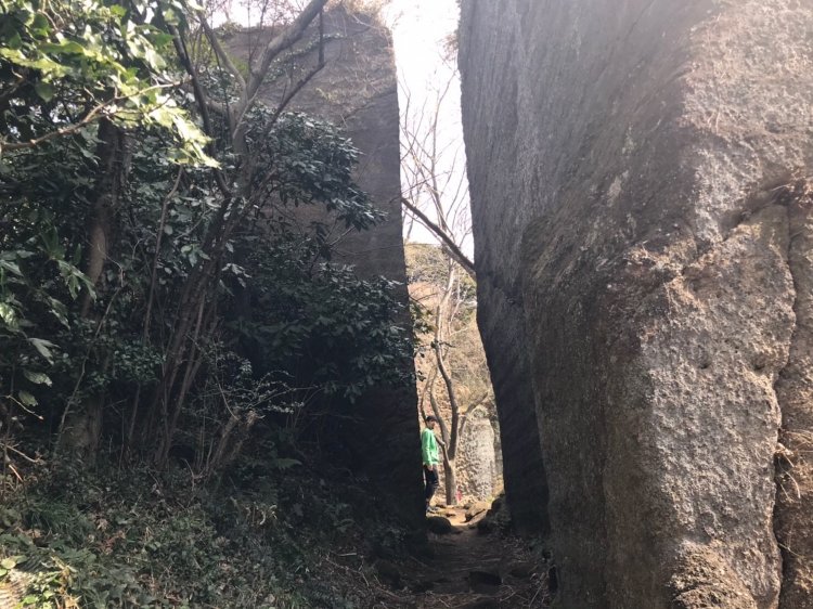 切り立った岩が特徴的な鷹取山。