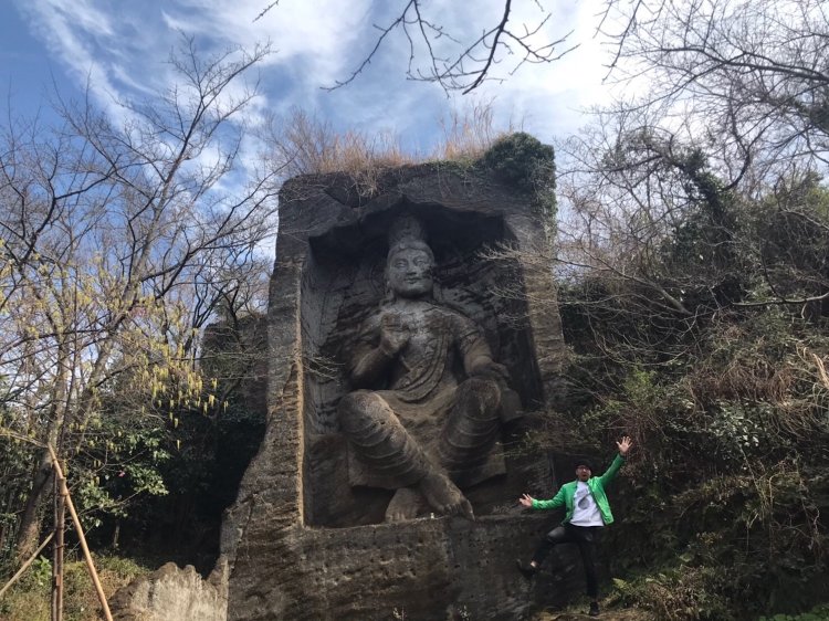 アフガニスタンのバーミヤン大仏を彷彿させる。