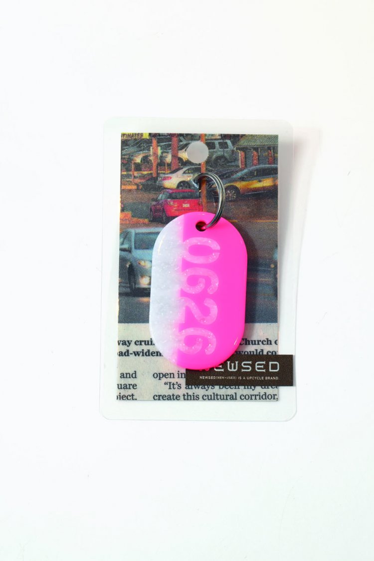 アクリル樹脂を再利用して作られたAcryl Tag Plate1650円は、色柄と文字の組み合わせで世界に一つだけのオリジナルグッズに。