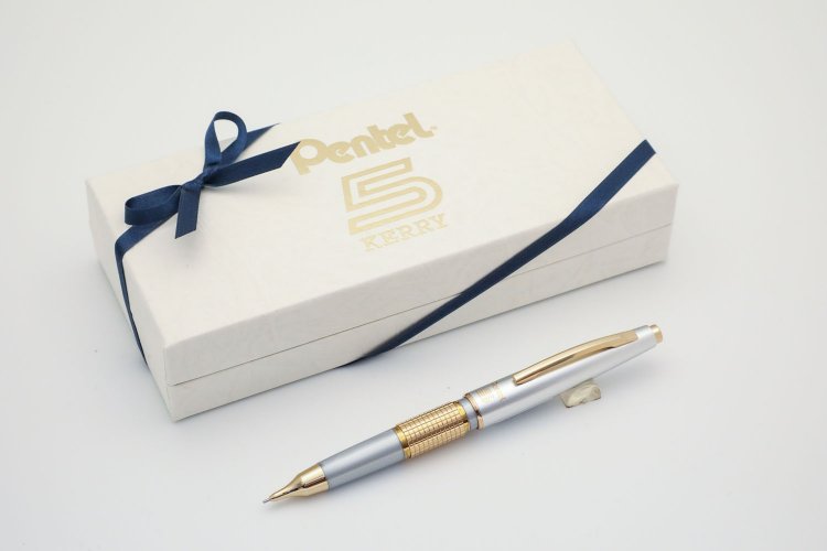 KERRYキャップ 式シャープペンシル。限定カラーのシルバーゴ ールド5500円。