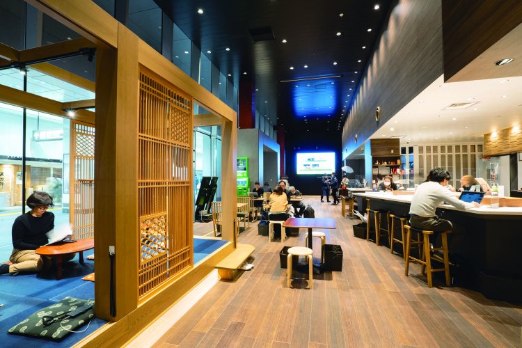 広々とした店内には、組子の建具で仕切られた和の空間 も。ちゃぶ台と座布団に座って食事ができ、日本スタイルのくつろぎを体験できる。