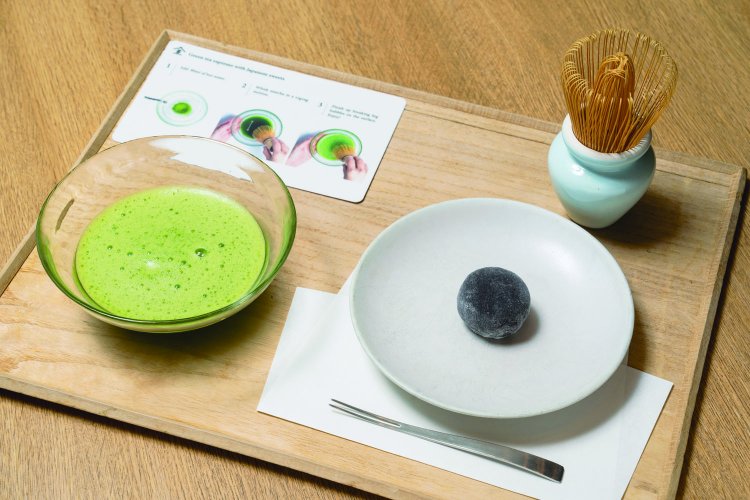 スタッフが指南してくれる、抹茶で点てるティーペアリン グ1200円。和菓子付き。