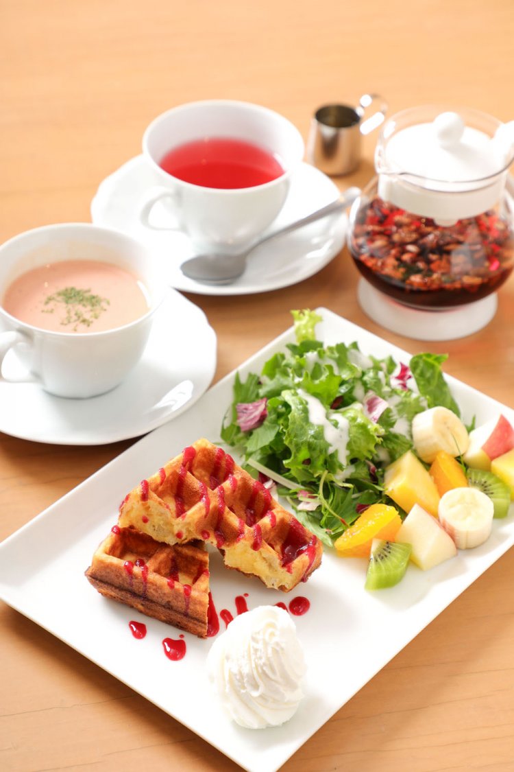 ワッフルセット1430円。季節に合わせた本日のスープもしくはドリンクが選べ る。セットドリンクは＋330円。スープ、ドレッシングは月替わり。