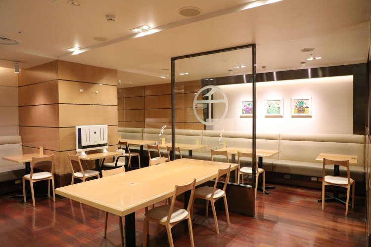 約30席の広々とした店内。フルーツの絵画が目を引く。