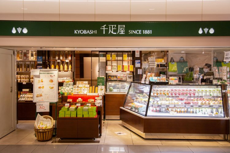 ショーケースにずらりと並んだケーキやお茶菓子は手みやげに。