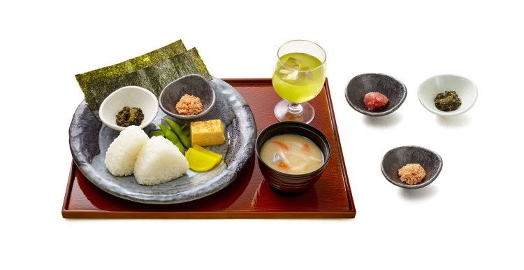 おにぎりセット1200円。モーニングからランチまで注文可能。おにぎりの具は3種類から2種類選べる。