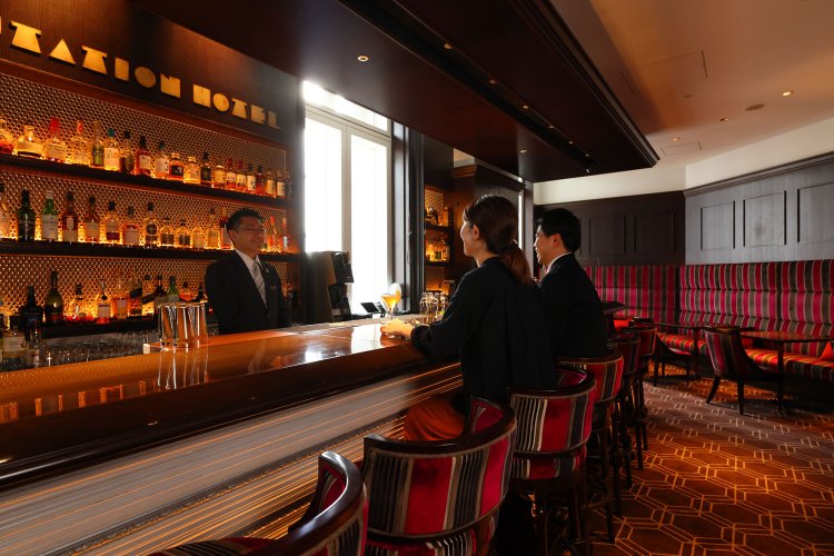 戦後1951年のホテル再開業時からあるカフェバー。ピンクのストライプが印象的な椅子に座り、プチ贅沢なひとときを。