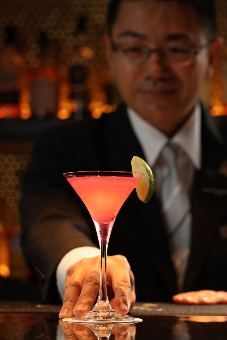 東京駅1700円。東京駅開業75周年を記念してバーテンダーが創り出した名作。赤レンガをイメージした赤味がかった色が印象的。