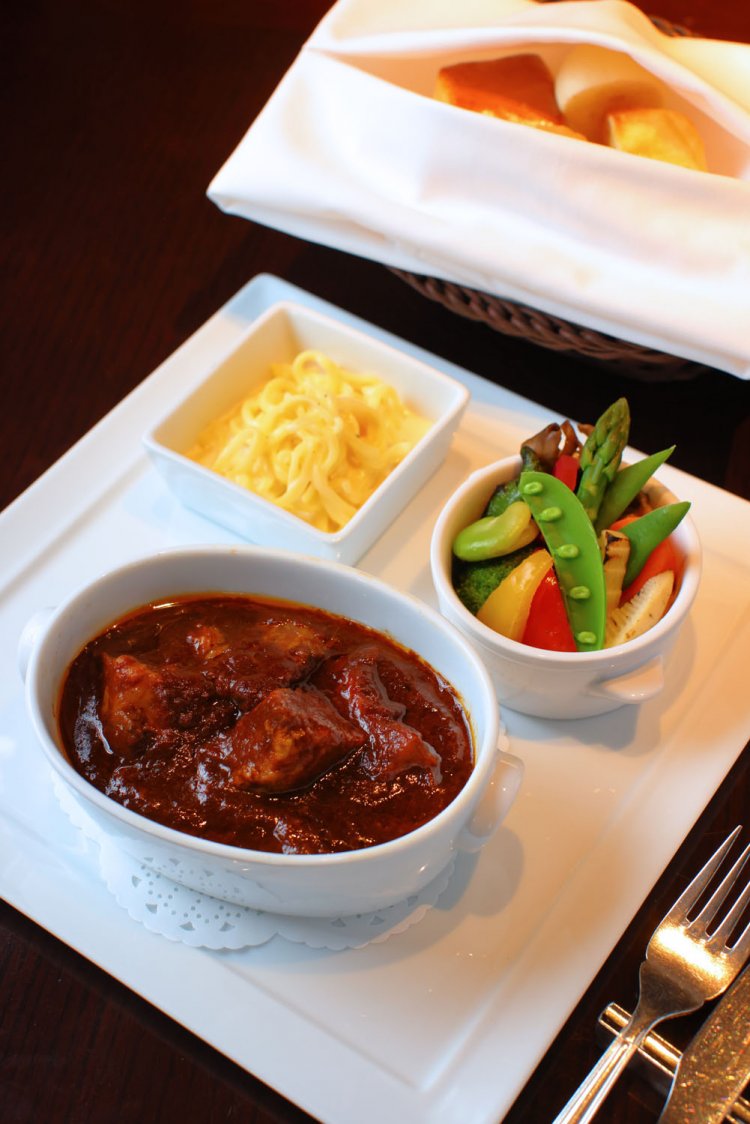 ホテル伝統のビーフシチュー 東京野菜ピクルス添え3800円。ライスorパンは＋500円。