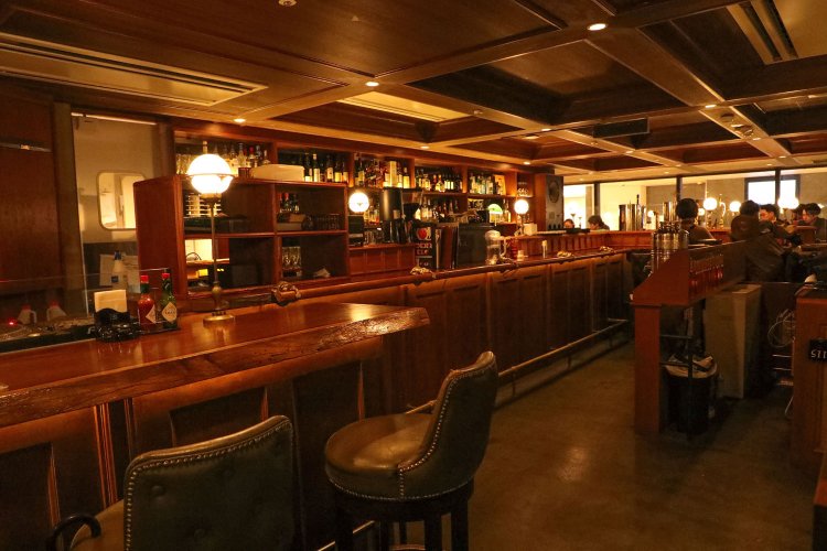 70年代スピーカーや真空管アンプのある、オーディオ好きにはたまらない音空間。オールカウンターでおひとりさまでも気軽に利用できる。