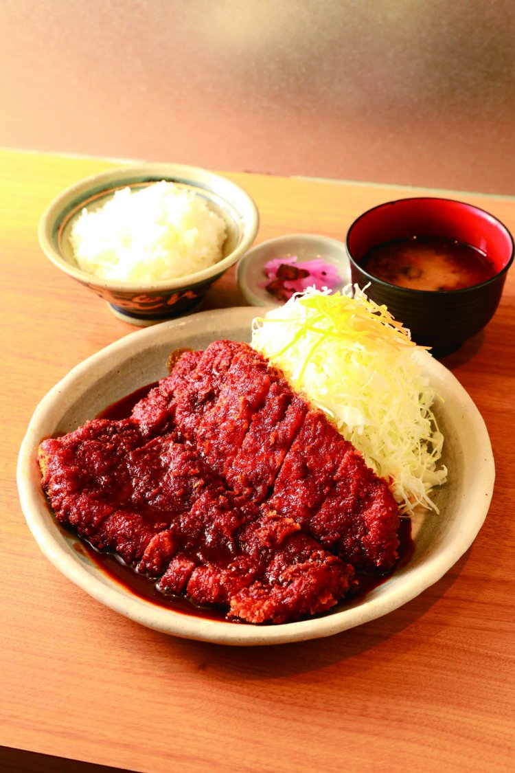 わらじとんかつ定食1970円。ロース肉200ｇを使用。厚切りのロースとんかつに秘伝の味噌だれをたっぷりと！