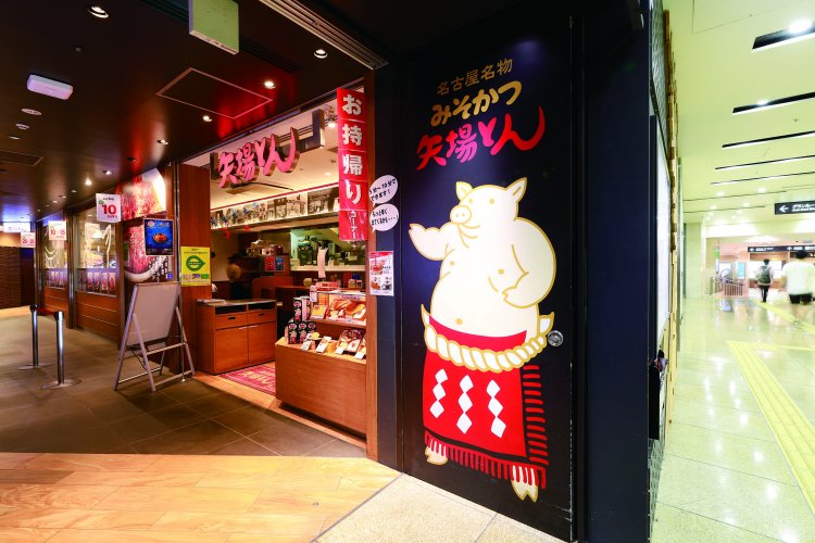 『矢場とん』のキャラクター「ぶーちゃん」が出迎えてくれる。カウンター席もあるので、ソロランチでも安心。