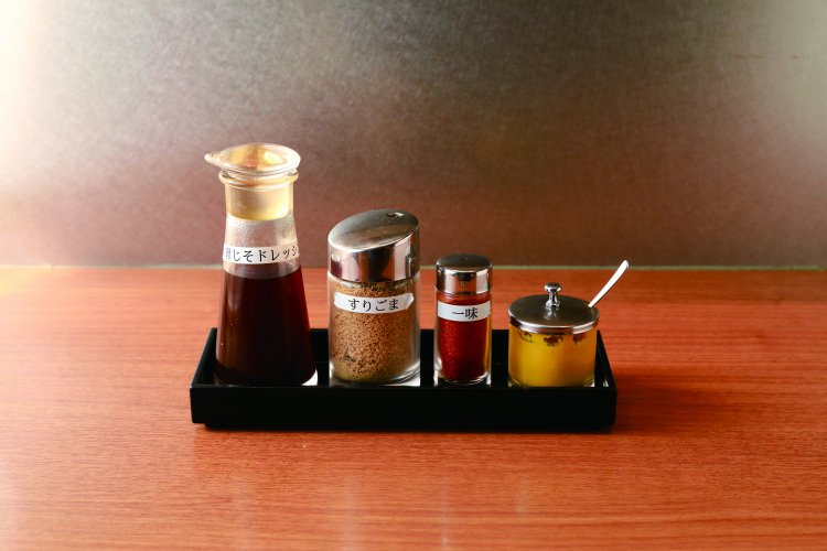 辛子、一味、すりごまなどで、ひと味プラスしてお好みの味わいに。キャベツには青じそドレッシングを。