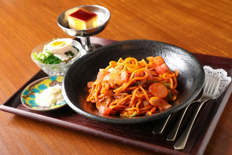 サラダ、プリン、ドリンクが付くナポリタン御膳1780円。東京ナポリタン単品は1080円。粉チーズやタバスコをお好みで。