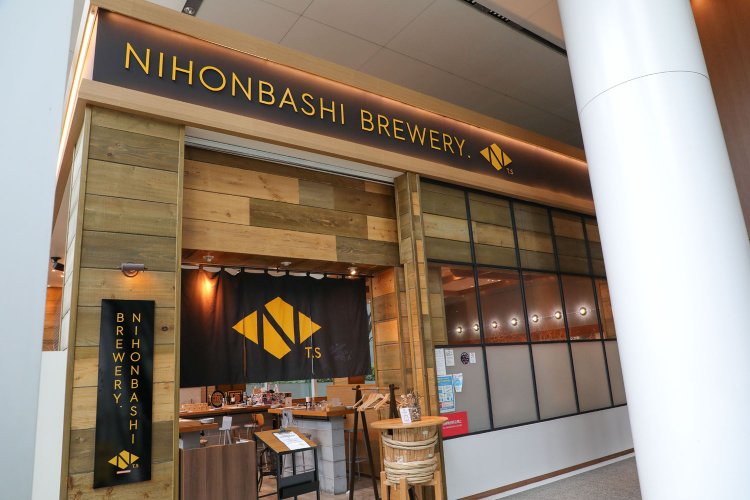 東京駅八重洲南口から地下通路で直結の飲食エリア「グランアージュ」内にある。