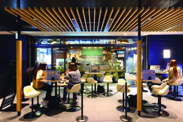 広い間口で解放感のある店内は、アジアの屋台のような熱気と雰囲気がある。