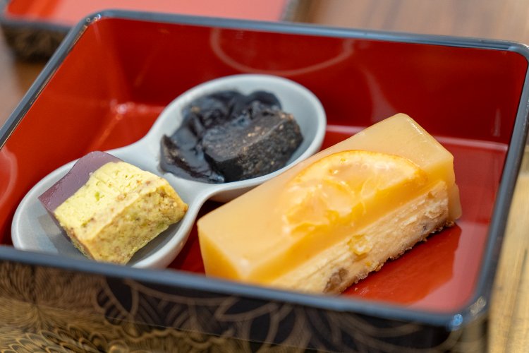 柑橘の羊羹フロマージュは420円。イートインには２種類の試食が添えられる。