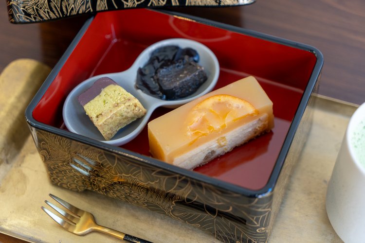 柑橘の羊羹フロマージュは420円。イートインには２種類の試食が添えられる。