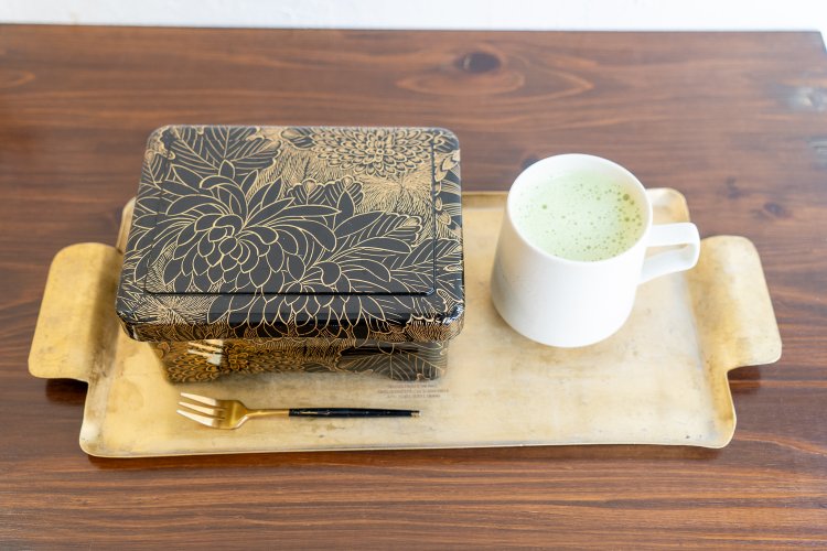 日本茶ミルクティーは650円。大阪の多田製茶から取り寄せる抹茶、和紅茶、ほうじ茶から選べる。写真は抹茶。ミルクはオーツミルクを使用。