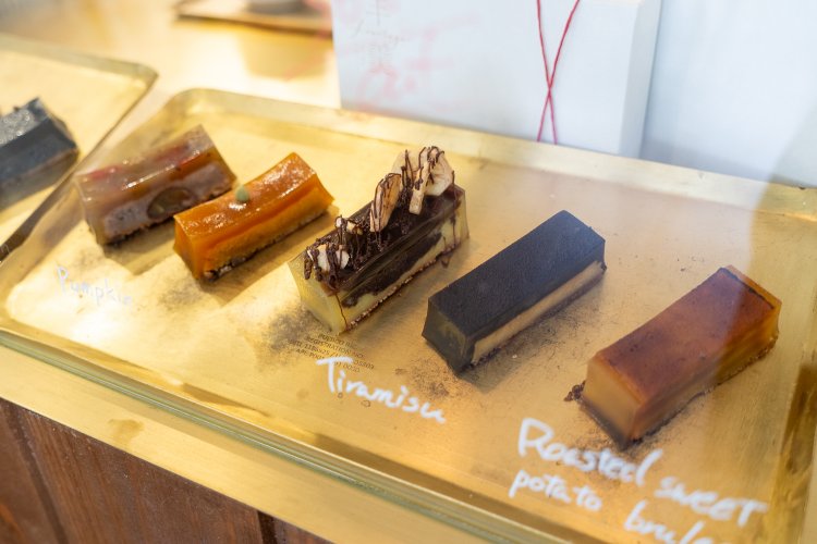 季節に合わせた羊羹フロマージュ。左から栗、かぼちゃ、バナナ、ティラミス、焼きいものブリュレ。