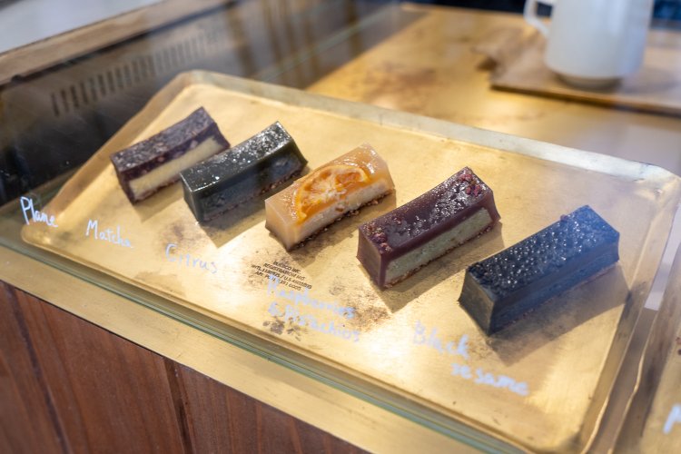 羊羹フロマージュ。左からプレーン、抹茶、柑橘、ラズベリーとピスタチオ、黒ゴマ。
