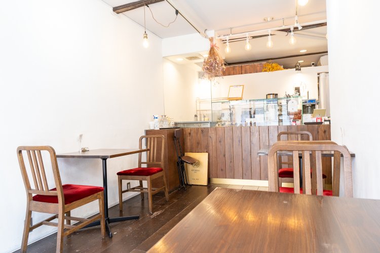 店内にはふたり掛けの席が3つ。