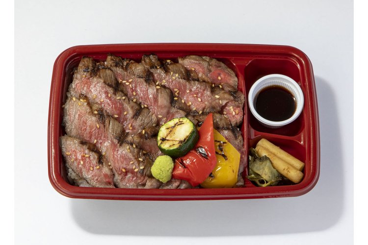 雪降り和牛尾花沢 霜降りステーキ牛3540円（100ｇ～）。※写真は150g