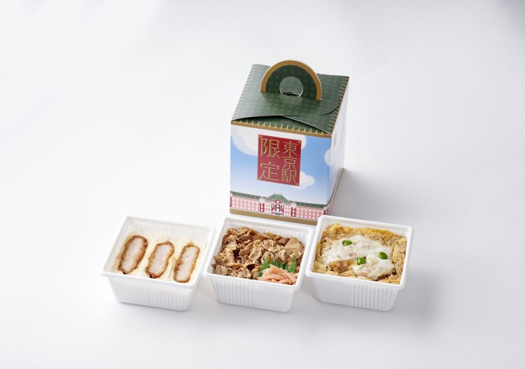 東京駅丸の内駅舎 三階建て弁当1100円。