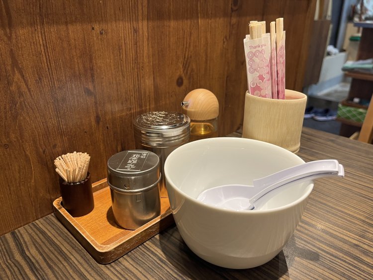 カスターには一味・コショウ・お酢が並ぶ。