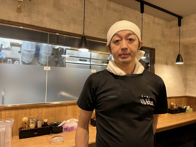 お休みの日はお子さんと遊ぶ畑谷さん。店内には育休のお知らせも貼られていた。