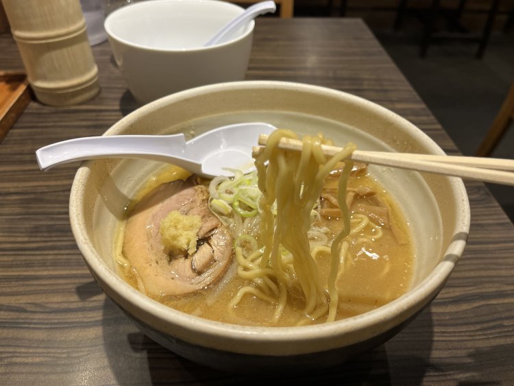 麺は『浅草開化楼』のものを使用。その他の具材の仕入れ先にもこだわっている。