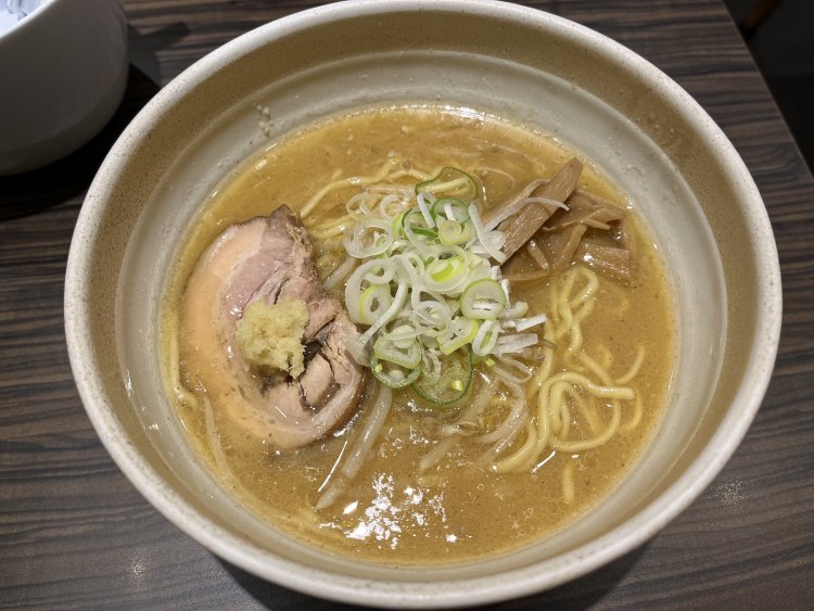 デフォルトのトッピングはもやし・メンマ・ネギ・チャーシュー・生姜だ。