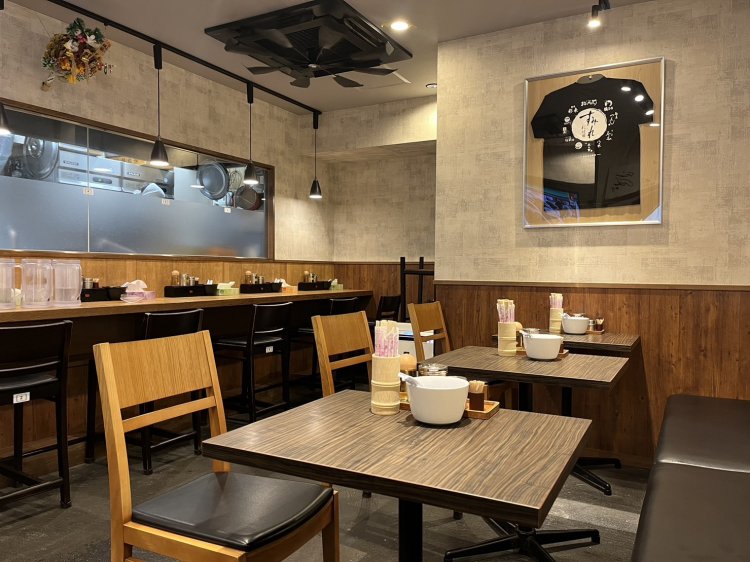 清潔感あふれる店内。厨房の様子をなんとなく伺いながら着丼を待つ。