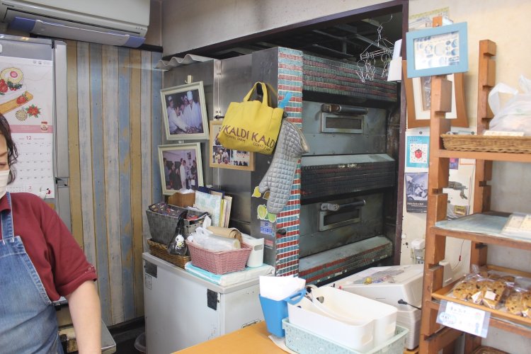 レジのすぐ横にオーブン。夏は熱くて大変だそうだ。