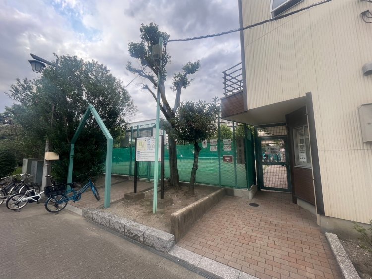 ほんとに普通のテニスコートが、そこにある。