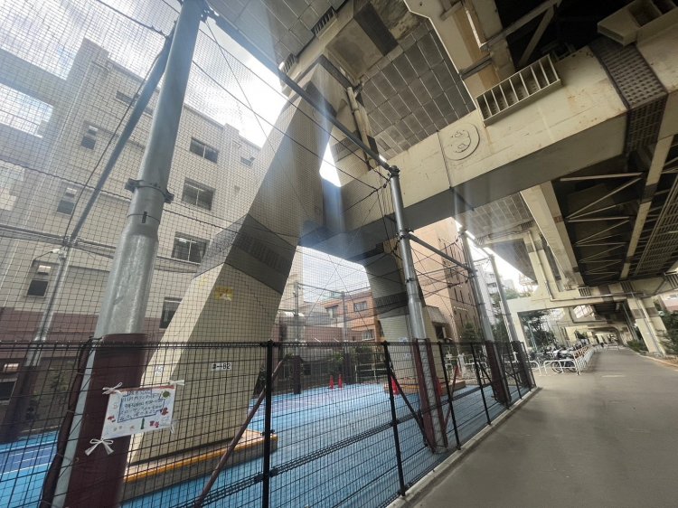 橋脚が小学校の敷地にズドン。すごい光景な気がする。