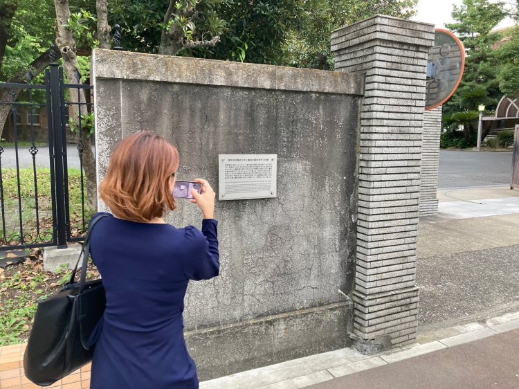 東京大空襲のときに構内の樹木を守った塀、って書いてある。