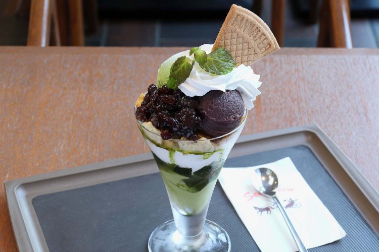 小豆あん抹茶パフェ1200円。老舗の小豆あんだけに甘さはあるが後味はサッパリした上品な味だ。