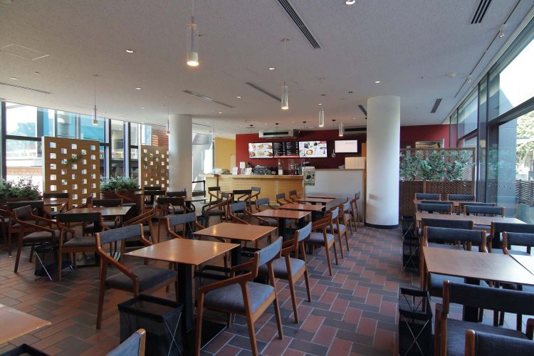 店内の席数は50席。床はタイル敷きになっている。