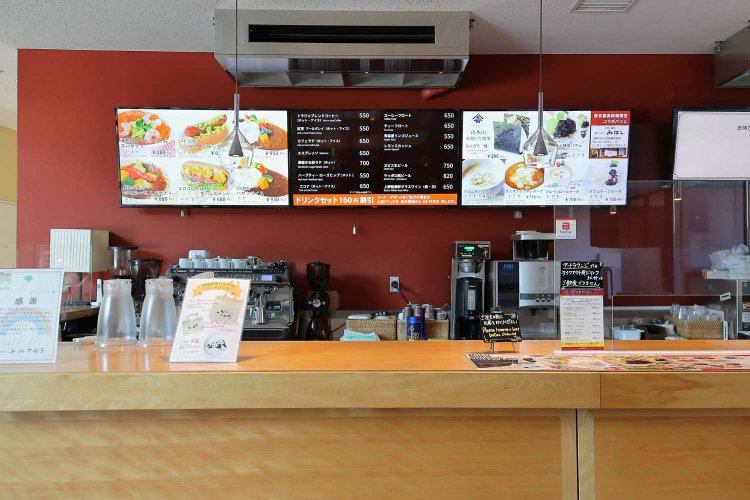 カウンターでドリンクや食事を注文し、自分で席まで運ぶセルフサービス式だ。