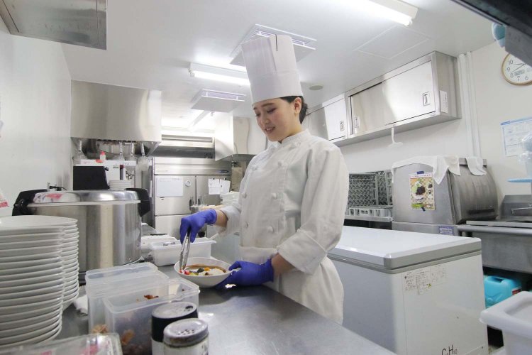 調理スタッフの山崎由花さん。食事からデザートまでテキパキとこなしていた。