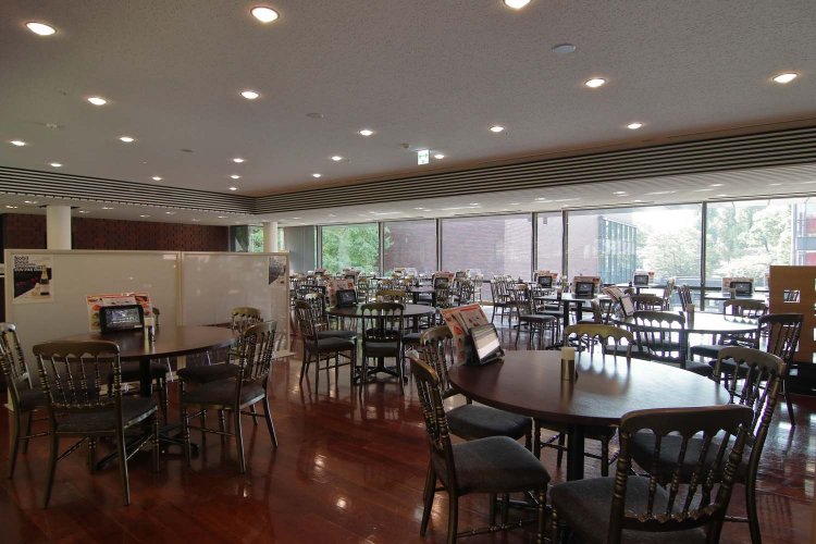 店内にはシックな色調のテーブルと椅子が並ぶ。最大200席まで設けられる。