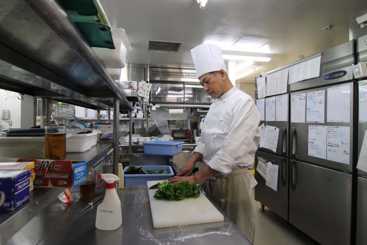 「特別展コラボメニューはゼロから料理を考えるので大変ですがおもしろいですよ」と料理長の鈴木宙生さん。