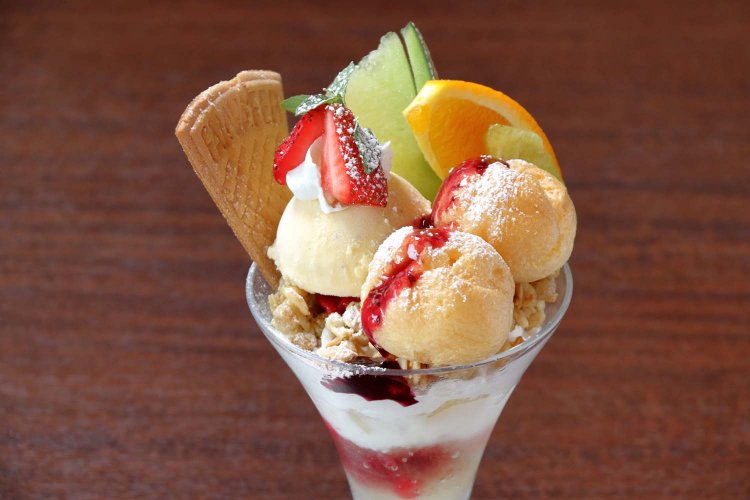 ミューズパフェ1100円はシュークリームで『東京都美術館』らしさを表現している。