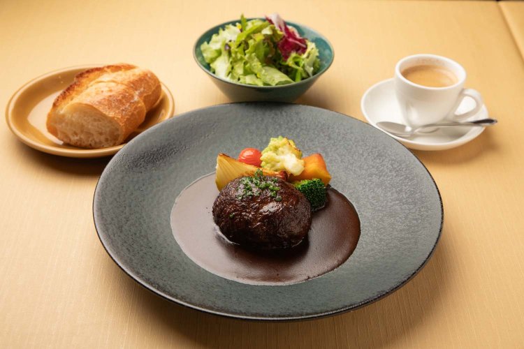 ランチの数量限定で食べられる宮崎牛ハンバーグステーキセット1680円。宮崎牛、野菜、香草、赤ワインとさまざまな素材の旨みが凝縮されたデミグラスソースが味の決め手。