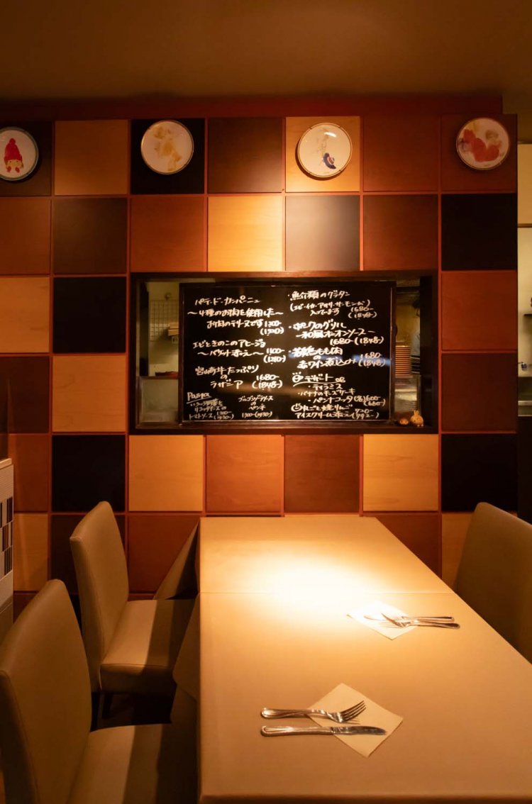 黒板には、その日のランチメニューが書かれている。グラタンやラザニアもある。