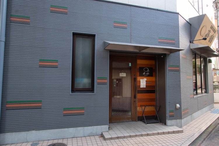 商店街の雑踏から一歩離れた場所に達っている。