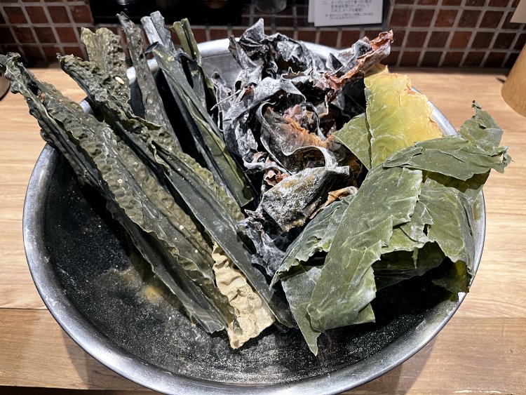 羅臼、日高など4種の昆布を水につけて濃厚な昆布水を抽出する。