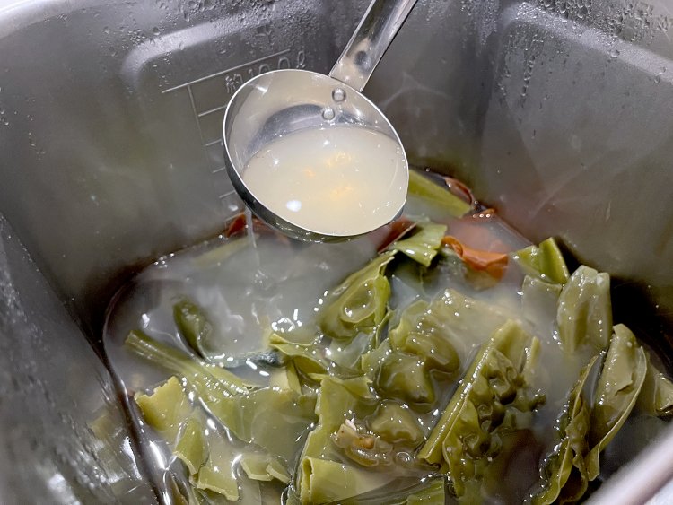 1日半〜2日漬け込むと昆布からたっぷり出汁が出て、おたまですくうとトロみを感じるほど濃厚だ。